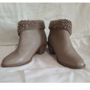 Kelsi Dagger  Womens Beige Leather Block Heel Ankle Boots Sherpa, Size 7, NWOT